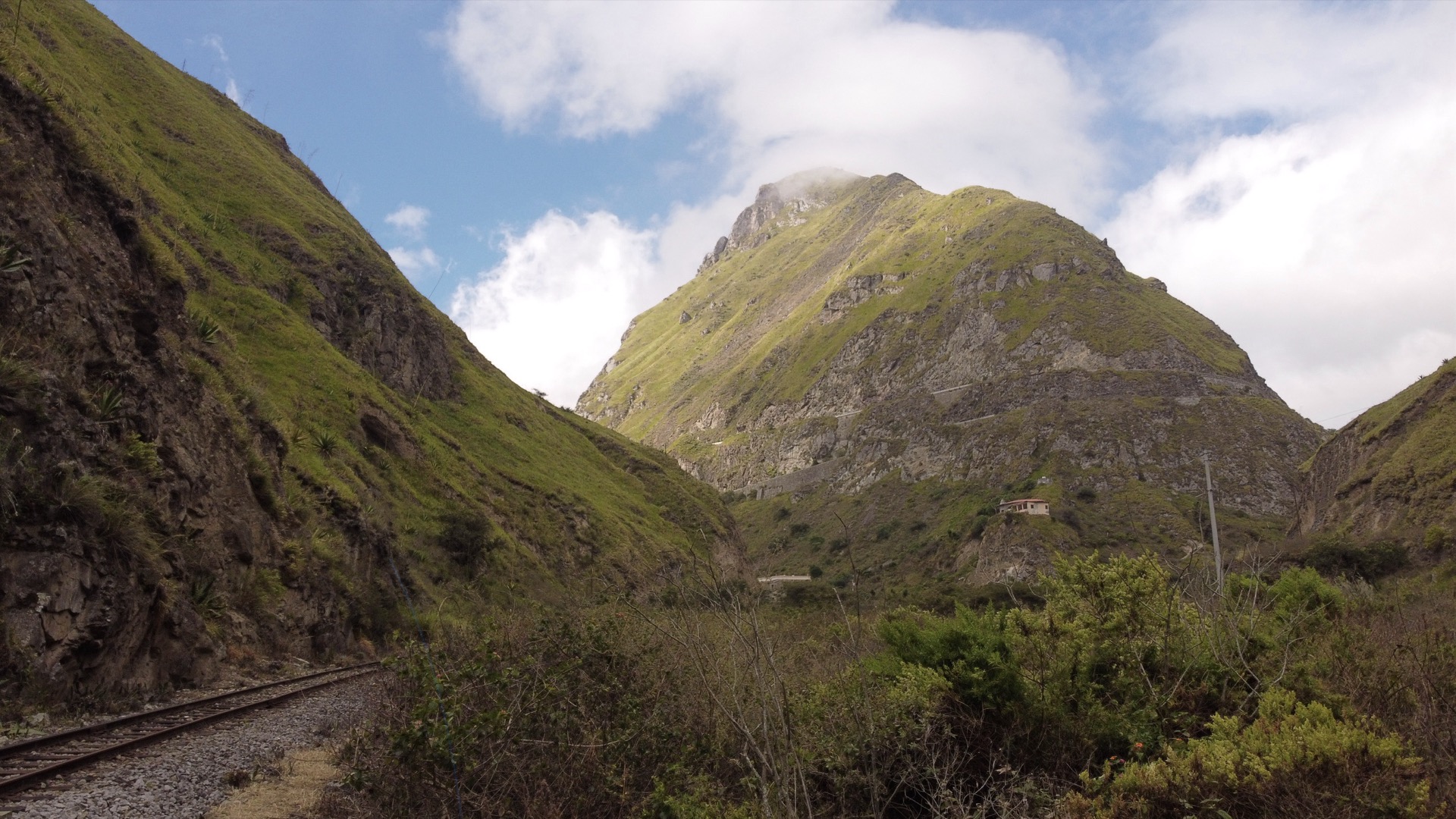 Vista aérea de las montañas de Ecuador con la vía del tren, en un recorrido de Jetmi Travel